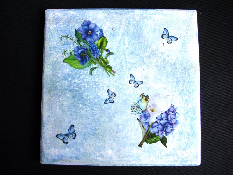 Fliese in Blautönen mit Blumen und Schmetterlingen
