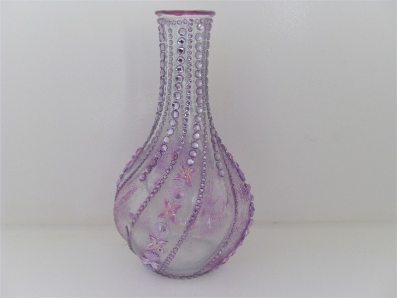 Tischleuchte in Form einer Vase in lila