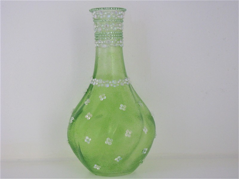 Leuchte in Form einer Vase in grün transparent mit Kristallen