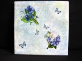 Fliese in Blautönen mit Blumen und Schmetterlingen