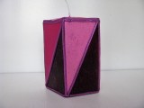 Kerze in Rhombusform in Violett | Flieder | Pink mit Schnüren