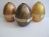 Ostereier stehend in Gold, Braun, Kupfer verziert mit Schmucksteinen