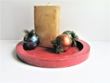 Weihnachtliches Holztablett in rot mit Kerze und Weihnachtskugeln