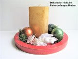 Weihnachtliches Holztablett in rot mit Kerze und Weihnachtskugeln