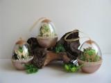 Ostereier hängend Kupfer befüllt mit floristischen Elementen